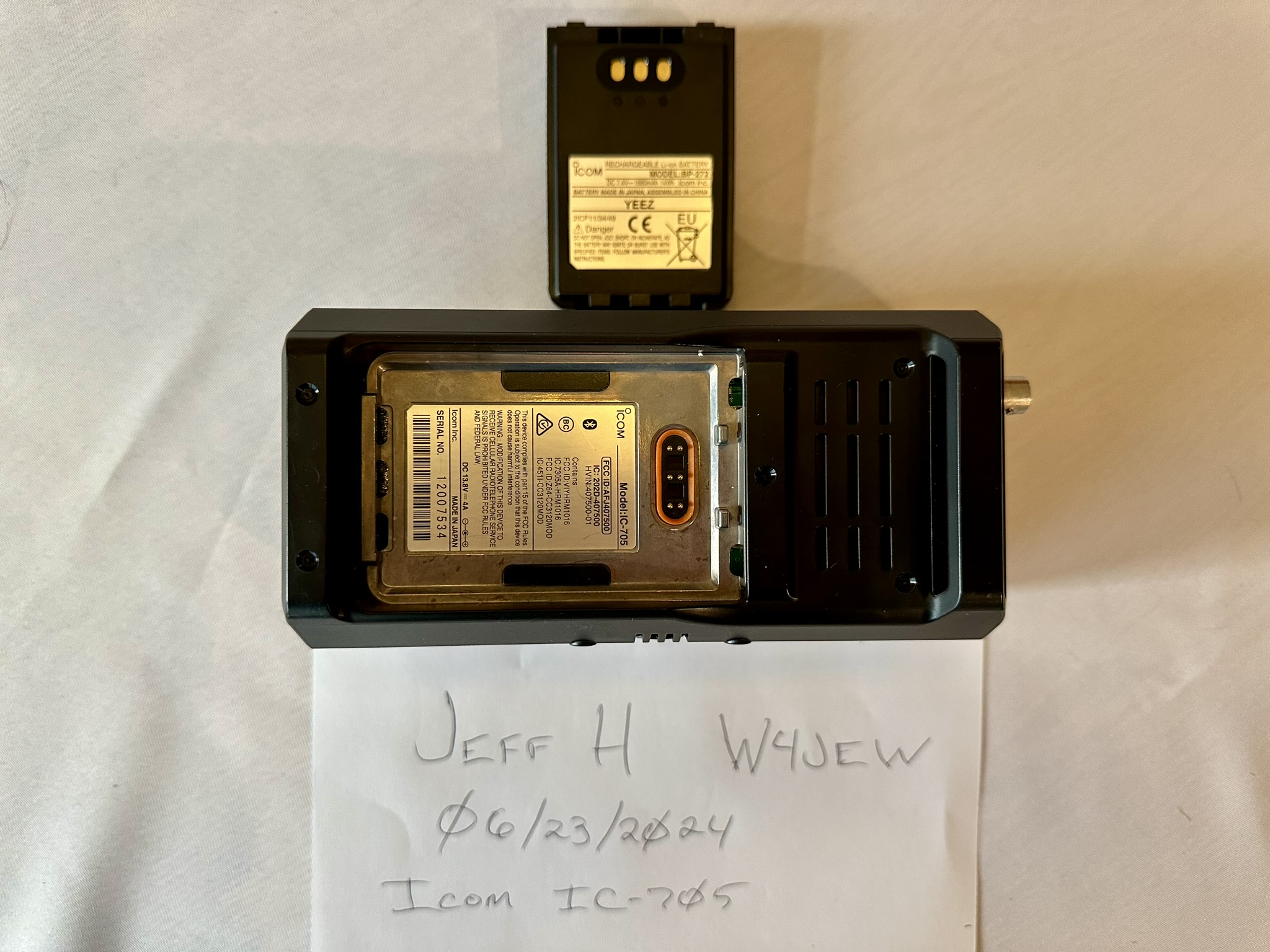 Icom IC-705 - Back & Battery